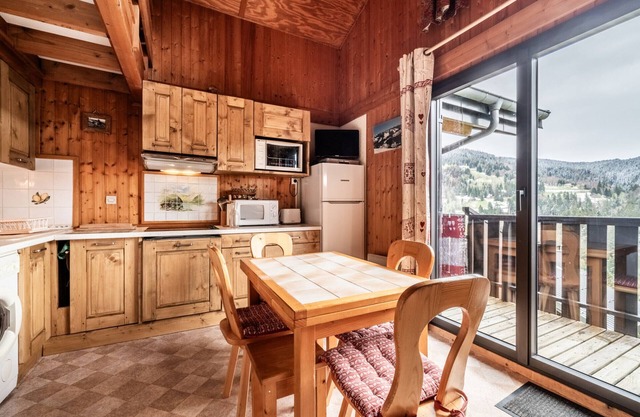 Charming Chalet for 6 with Mountain Views, Wi-Fi, Parking, Near Ski Lifts