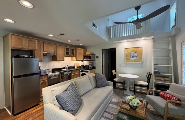 Charming Coastal Cottage: 2 Bedrooms, Private Decks & Walk to Beach!