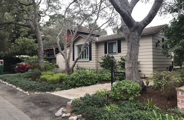 Charming Cottage In Golden Rectangle! nEasy close walk to town and beach.