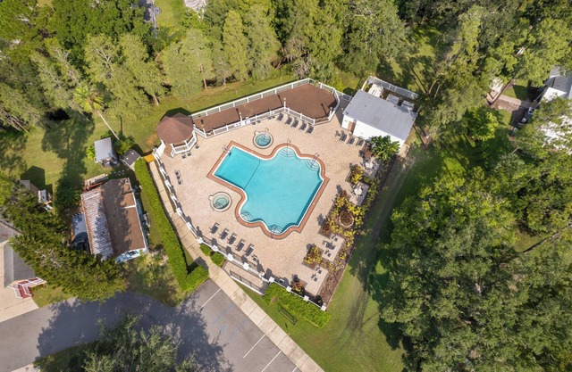 Charming cottage 10 mins to Disney, Pool, Mini Golf, Fitness room and more!