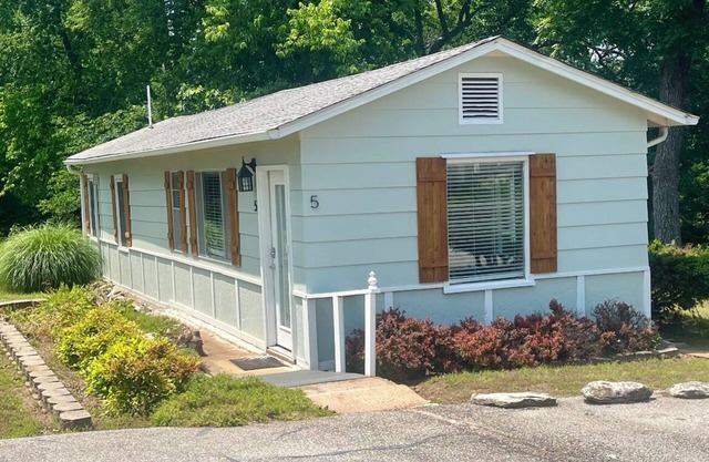 Charming Cottage #5 with Lake View & Hot Tub - Sleeps 4 - minutes from boat ramp