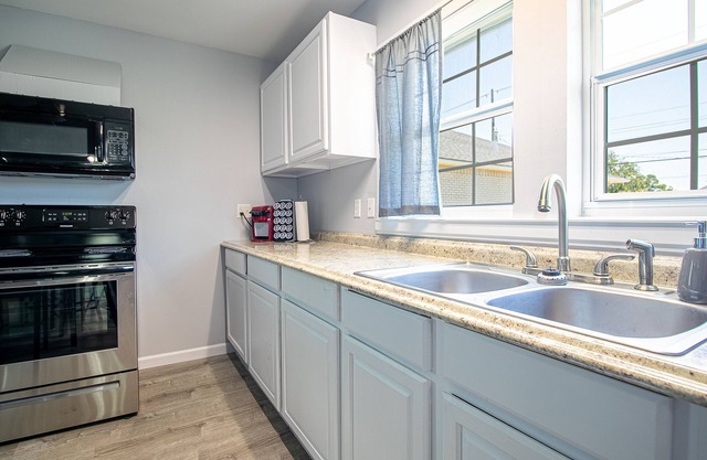 Charming Cottage blocks from the Beach & Casinos