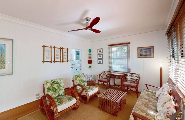 Charming cottage close to everything - walk to beach, zoo, & park