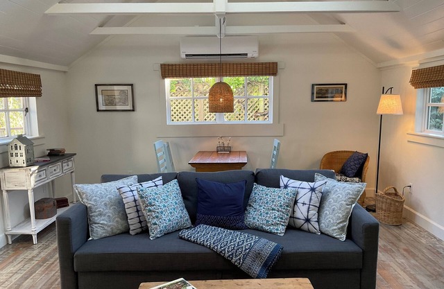 Charming Cottage hidden in town!