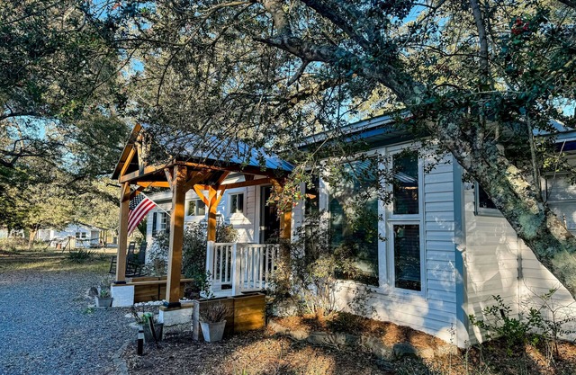 Charming cottage on Saucepan Creek near Ocean Isle beaches with hot tub