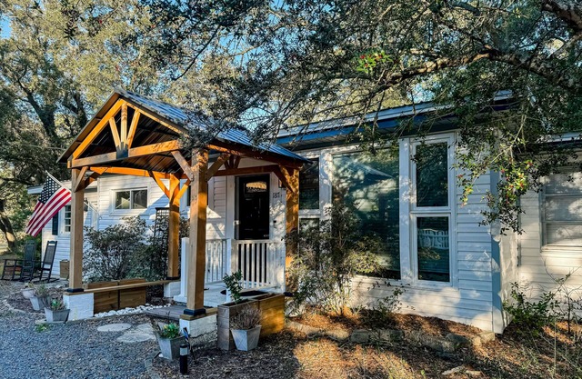 Charming cottage on Saucepan Creek near Ocean Isle beaches with hot tub