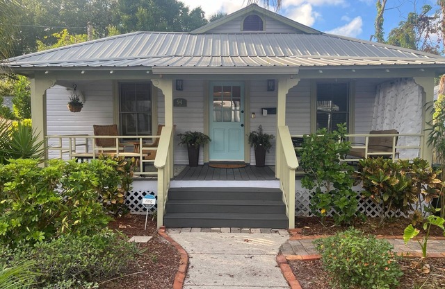 "Charming Cottage with Spacious Porch, Walking Distance to Top Attractions!"