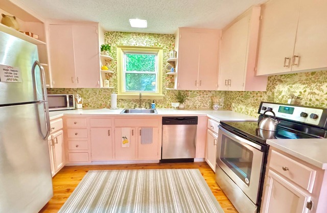 Charming cottage, West Asheville, Bent Creek, Farmers Market, Biltmore, Hot tub