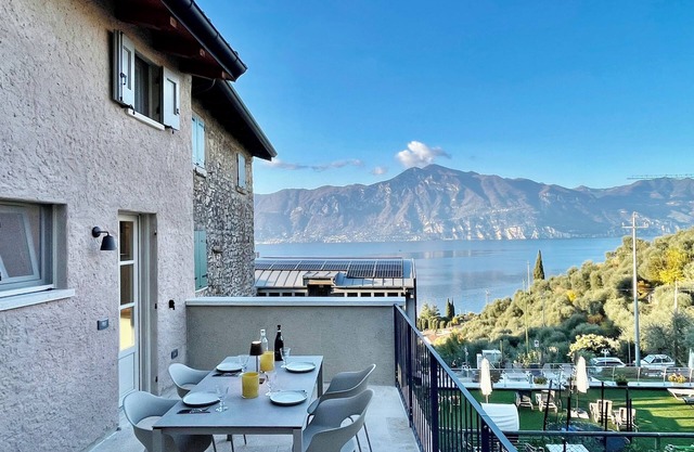 Charming cottage with lake view and garden