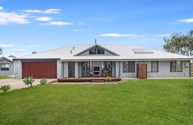 Charming Countryside Getaway: Cozy Farm View Retreat in Bovell