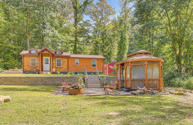 Charming Couples Cabin on 40 Acres in Zanesville