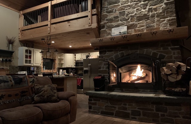 Charming, cozy, rustic Chalet. Hollywood Hills, OLD FORGE, NY