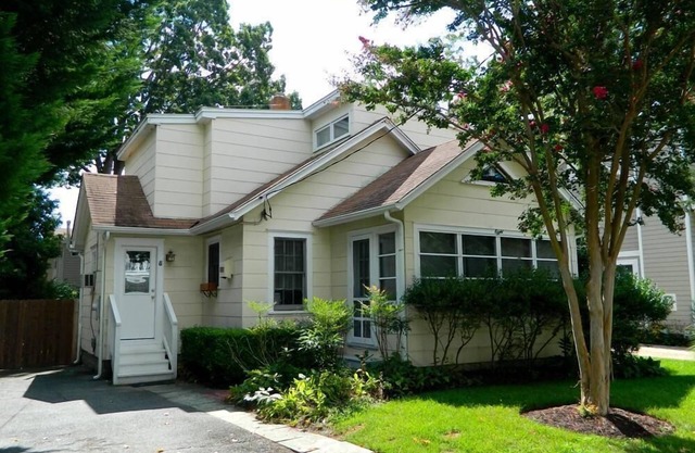 Charming Dog-Friendly Cottage, Walk to Rehoboth Beach, Private Yard & Parking!