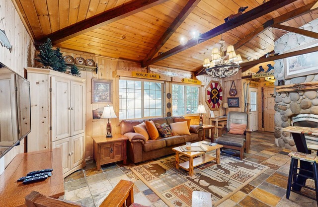 Charming dog-friendly cabin with hot tub,pool, & SHARC passes