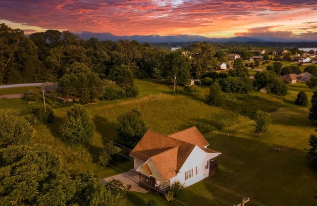 Charming Family Country Lane Cottage| 3 min to lake