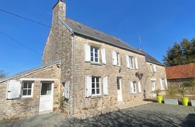 Charming Family Retreat with Garden, Near Beach, Fireplace, and Modern Amenities