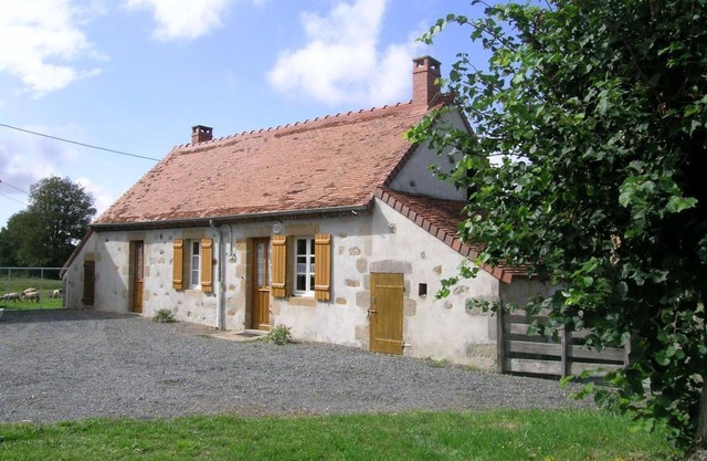 Charming farmhouse in Vieure, pets allowed, sheets included