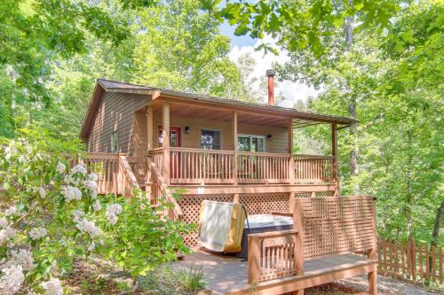 Charming Fox Den Cabin in Whittier with Hot Tub!