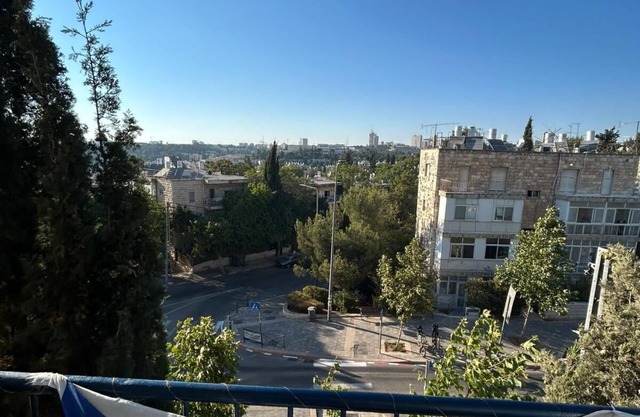 Charming fully equipped 2-bedroom apt in Jerusalem with AC & kosher kitchen