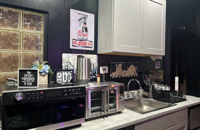 Charming & Fun! 2-bedroom house with WiFi, in Terre Haute Close to Casino