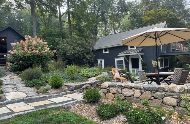 Charming Gardener’s Cottage on a Quiet Country Road