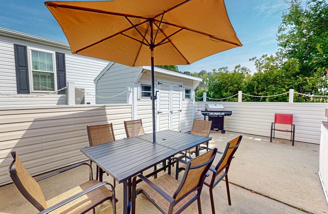 Charming getaway with modern amenities, tennis court, pool, & private patio