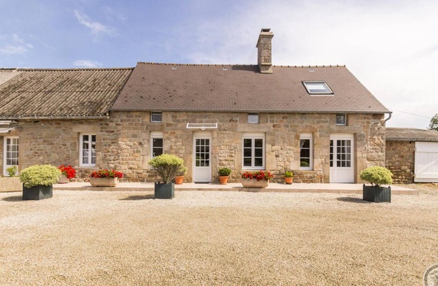 Charming house with fireplace and terrace in Gatteville