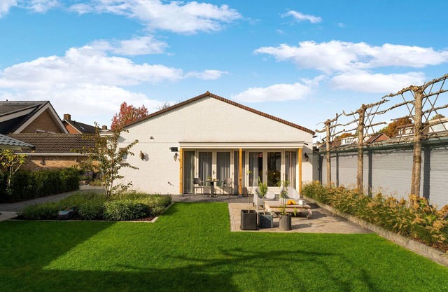 Charming holiday home in Kaatsheuvel with hot tub