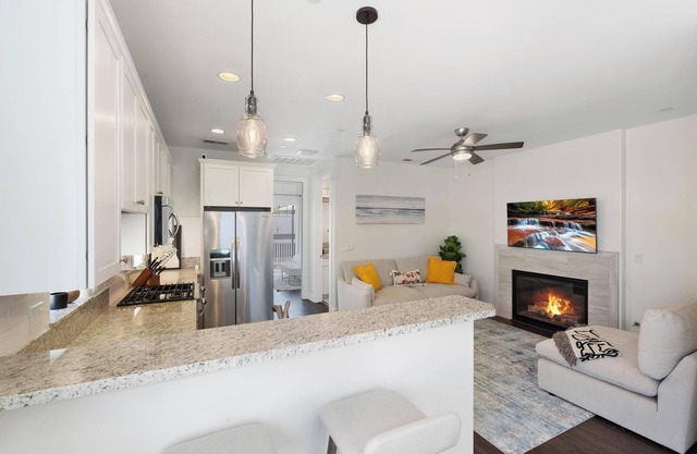 Charming Home in Coronado, walking distance to restaurants and beaches.