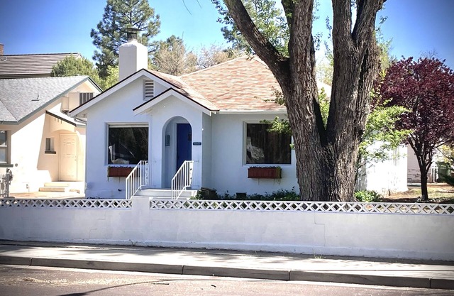 Charming Home in Prescotts Historic District. Less than a mile from Whiskey Row.