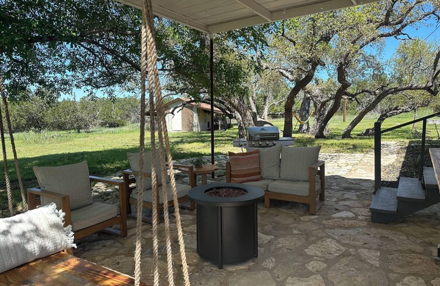 Charming home on 3 acres, 10 min from Main St. Fredericksburg.