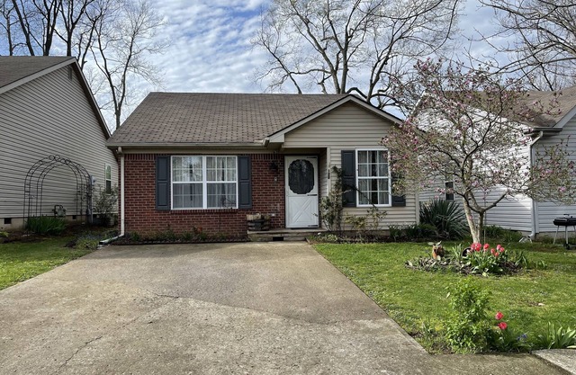 Charming Home on a 1-way street near Horses, Bourbon, and Bluegrass Charm.