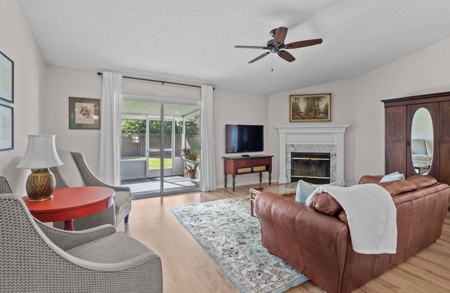 Charming Home/Quiet Neighborhood/Large Private Fenced Yard/Wifi