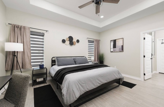 Charming Home w/Private Pool Fenced backyard Wi-Fi