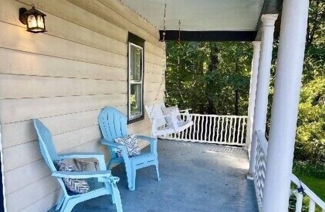 Charming home walking distance to town! AC , WIFi, Children and Pets welcome!