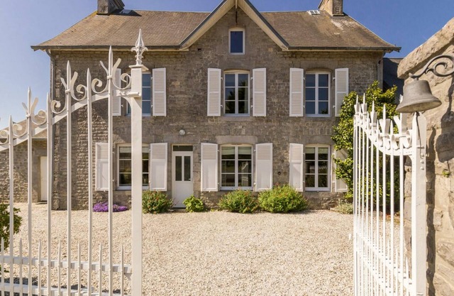 Charming house in Montchaton, enclosed garden, pets allowed