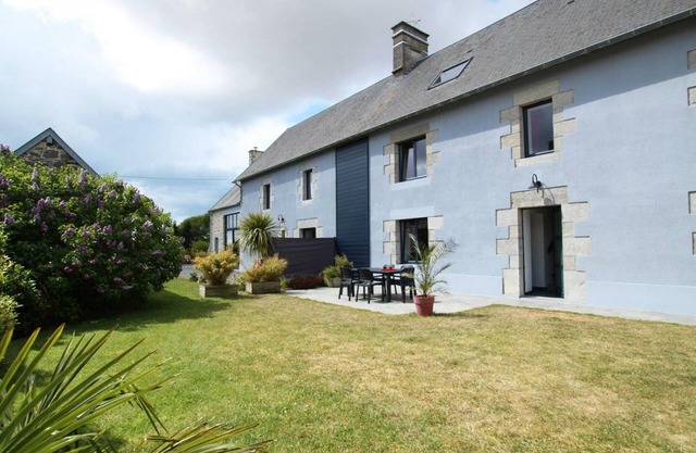 Charming house with fireplace and garden near beach