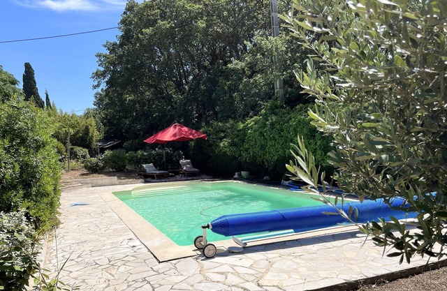 Charming house with private pool in a quiet location 6 minutes' walk from the beach.
