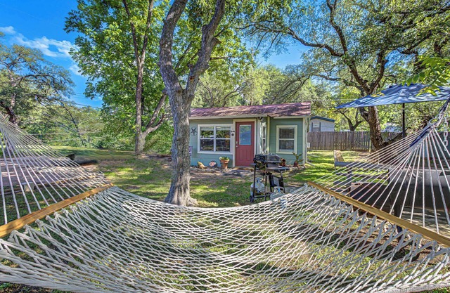 Charming Lakeview Cottage with Lake Access!