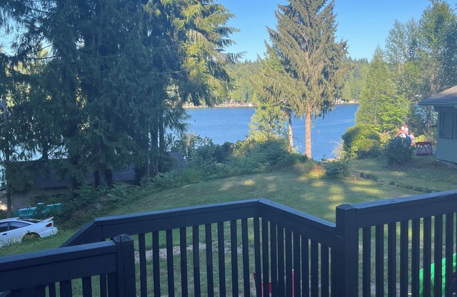 Charming Lakeview Cottage