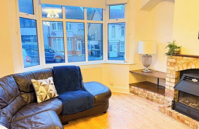 Charming Luton Home for Families & Business Stays