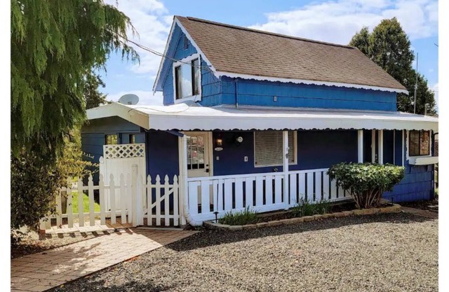 Charming main street Kingston cottage - walk to ferry and waterfront!