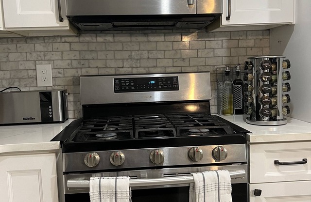 Charming Modern Farmhouse - Entire 1st Floor