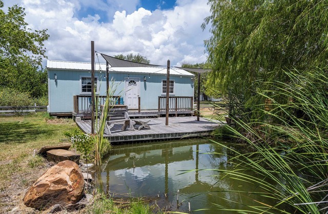 Charming Pondside tiny home in enjoyable Ingleside. Just minutes from the beach