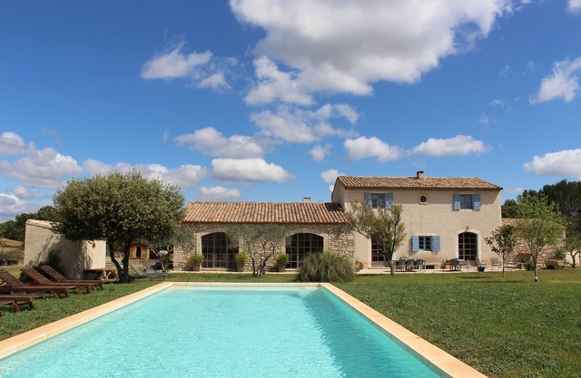 Charming Provencal farmhouse in an exceptional setting in the heart of Montagnette