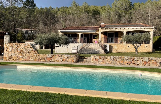 Charming Provencal villa with swimming pool, spa, table tennis.