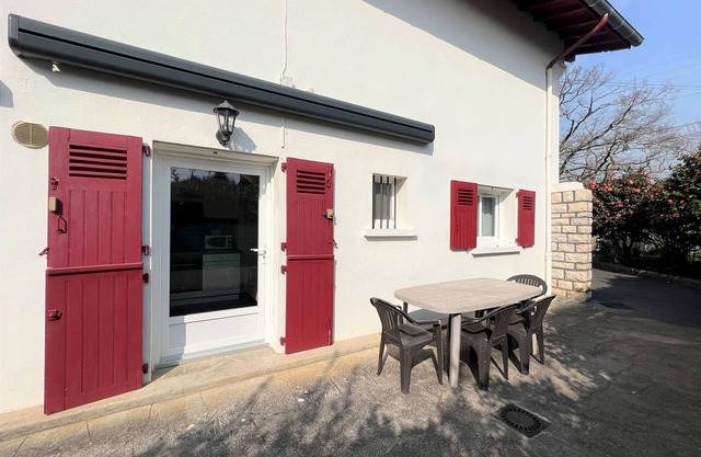 Charming Renovated 1BR Apt with Terrace, Internet, and Parking in Sunny Villa