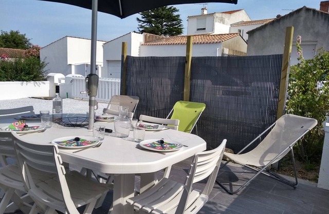 Charming Renovated House, 300m from Beach, Terrace, Parking, Sleeps 5