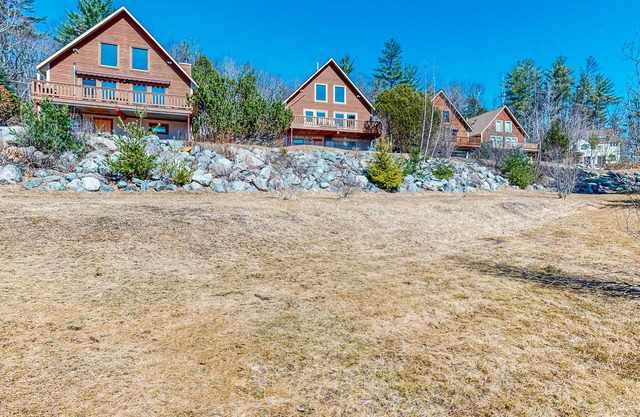 Charming retreat + loft w/deck, gas grill, private washer/dryer, and jetted tub