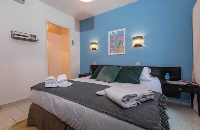Charming Riviera 3E - One Bedroom Apartment, Sleeps 4